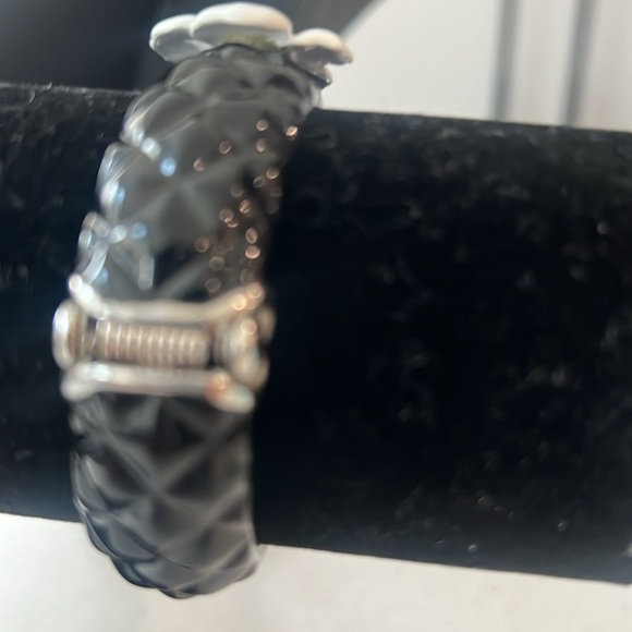 Vintage bangle bracelet with floral design and rhinestones. - Picture 2 of 3